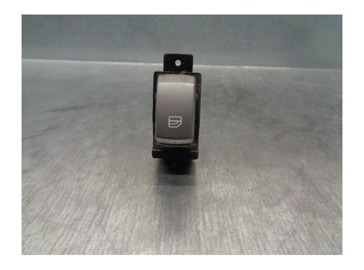 Recambio de mando elevalunas trasero izquierdo para ssangyong rodius xdi referencia OEM IAM 621W05450  