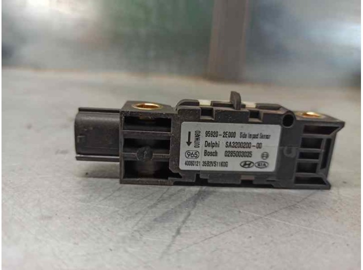 Replacement airbag sensor for Hyundai Tucson (JM) 2.0 CRDi CAT OEM IAM reference 959202E000 0285003035 BOSCH