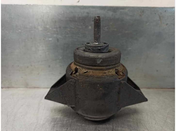 Replacement right engine mount for Land Rover Discovery (LT) 2.5 turbodiesel OEM IAM reference KKB102602 