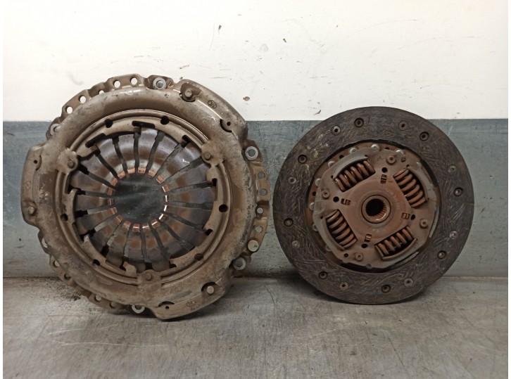 Replacement clutch kit for Renault Megane III 5-door sedan 1.5 dCi diesel CAT OEM IAM reference 8200527569 