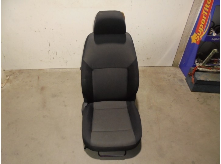 Recambio de asiento delantero derecho para skoda rapid 1.2 8v tsi referencia OEM IAM TELA NEGRA Y GRIS 5 PUERTAS