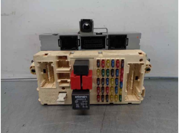 Recambio de caja reles / fusibles para alfa romeo 147 (190) 1.9 jtd distinctive referencia OEM IAM 467463750  