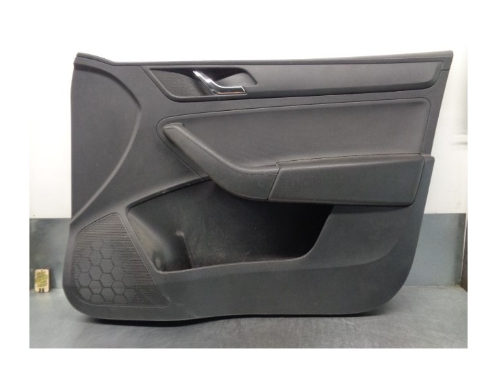 Recambio de guarnecido puerta delantera derecha para skoda rapid 1.6 tdi dpf referencia OEM IAM 5JB867014C  