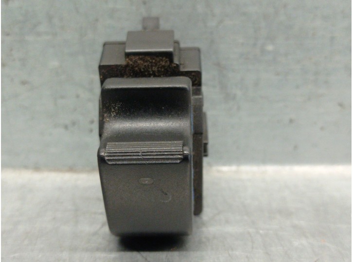 Recambio de mando elevalunas trasero derecho para toyota corolla (_e12_) 1.4 d (nde120_) referencia OEM IAM 8481002041 