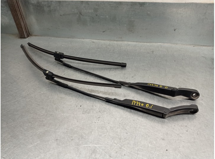 Replacement front right wiper arm for Volkswagen Passat Saloon (3B3) 1.9 TDI OEM IAM reference 3B1955410 