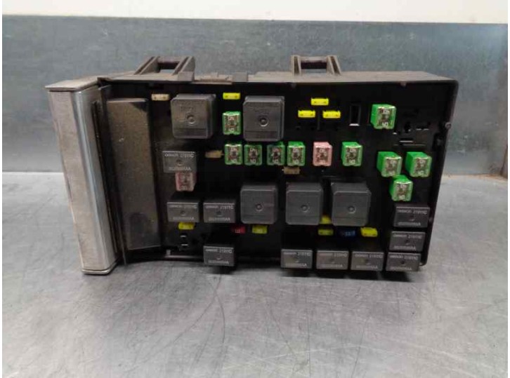Recambio de caja reles / fusibles para chrysler voyager (rg) 2.8 crd grand voyager limited referencia OEM IAM 05102969AC 0514457