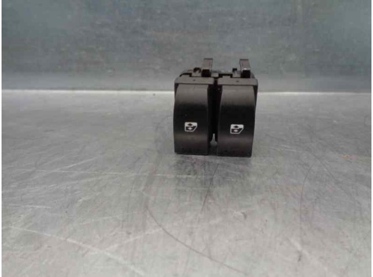 Replacement front left window lift switch for Renault Espace IV (JK0) 2.2 dCi turbodiesel OEM IAM reference 8200250650 