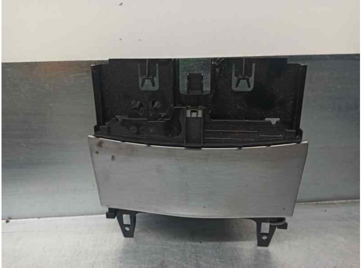 Recambio de cenicero para mercedes-benz clase c (w204) familiar 220 t cdi (204.208) referencia OEM IAM A2046800179 