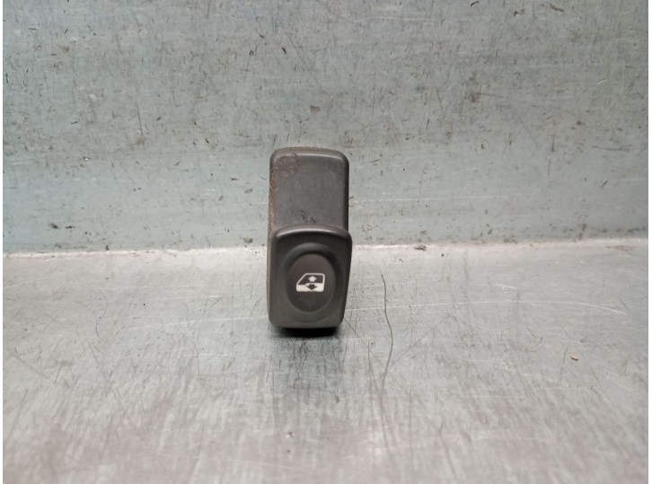 Recambio de mando elevalunas trasero derecho para dacia sandero 1.5 dci referencia OEM IAM 8200467835 8200467835 