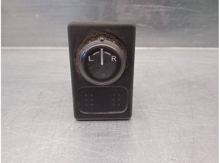 Replacement mirror control switch for Nissan Pick-Up (D22) 2.5 16V Turbodiesel CAT OEM IAM reference 25570BM400 