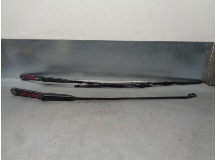 Recambio de brazo limpia delantero derecho para opel vivaro furgón/combi (07.2006 =>) 2.0 16v cdti referencia OEM IAM 4408570 44
