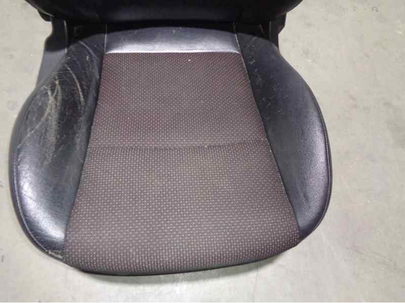 Recambio de asiento delantero derecho para hyundai i30 style referencia OEM IAM  CUERO NEGRO Y TELA ROJA 5 PUERTAS