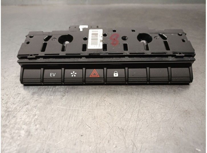 Replacement hazard warning switch for Renault Captur II OEM IAM reference 283E87996R 283E87996R 