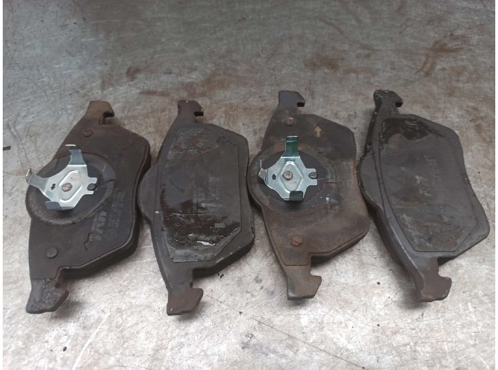Replacement brake pads for Audi A4 Saloon (B5) 1.8 20V Turbo OEM IAM reference 864821 TRW