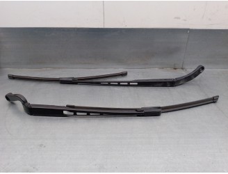 Replacement right front wiper arm for Audi A6 Saloon (4F2) 3.0 V6 24V TDI OEM IAM reference 4F1955410 4F1955409 