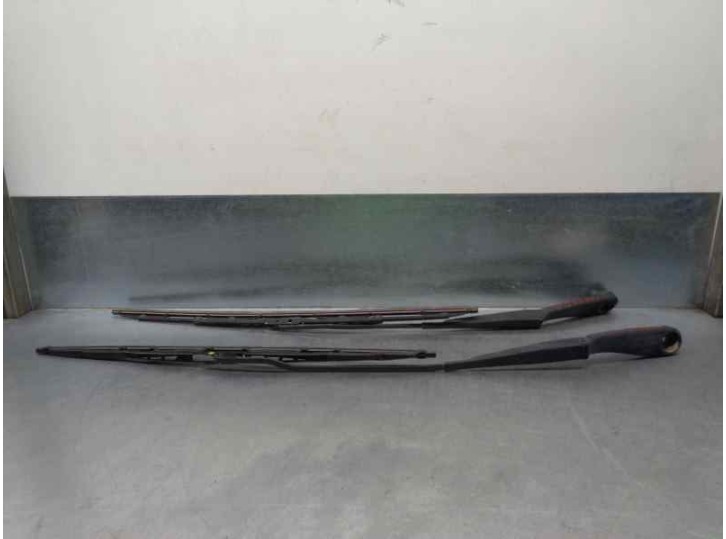 Recambio de brazo limpia delantero derecho para chrysler sebring berlina 2.0 crd cat referencia OEM IAM 68003835AA  