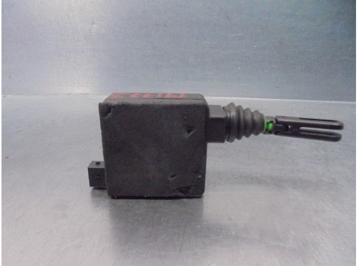 Recambio de motor cierre centralizado porton para audi a8 (d2) 4.2 v8 32v referencia OEM IAM 4A5962115 