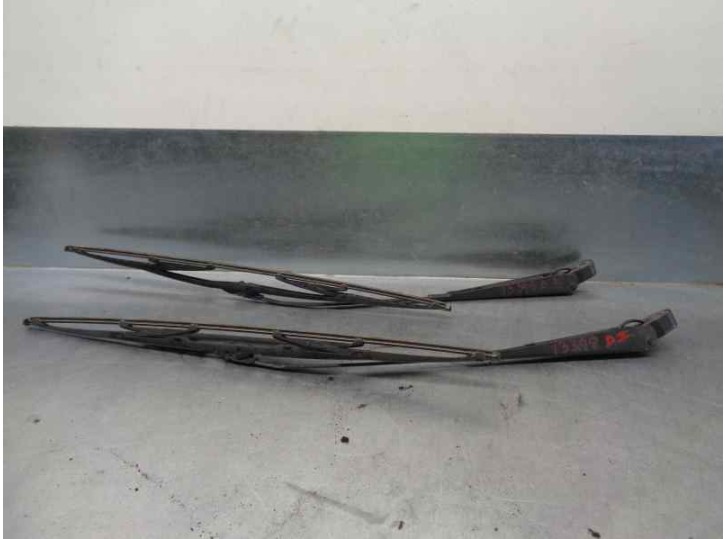 Recambio de brazo limpia delantero derecho para nissan trade 100 3.0 turbodiesel referencia OEM IAM   