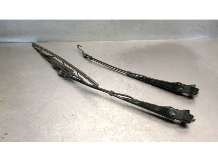 Recambio de brazo limpia delantero derecho para mitsubishi canter misubishi canter referencia OEM IAM 4M42  