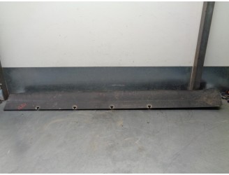 Replacement right side skirt spoiler for Chrysler Jeep Cherokee (KJ) 2.8 CRD CAT OEM IAM reference 5JH95XXXAD 