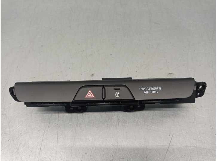 Replacement hazard warning switch for Kia Stonic (YB) 1.0 T-GDI OEM IAM reference 4D63611000 