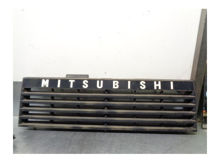 Recambio de rejilla delantera para mitsubishi montero (l040) 2.5 turbodiesel referencia OEM IAM MB383527 MB404619 