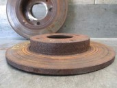 Replacement front brake disc for Peugeot 205 saloon 1.8 Diesel OEM IAM reference 613000 