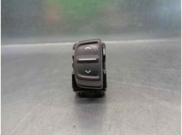 Recambio de mando elevalunas trasero izquierdo para dacia sandero ii 0.9 tce cat referencia OEM IAM 254217475R 