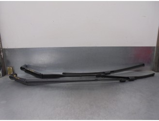 Recambio de brazo limpia delantero derecho para mazda 3 sedán (bp) referencia OEM IAM BHS267321 BHS367321 