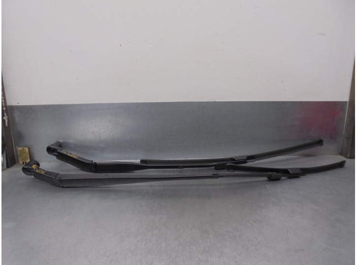 Recambio de brazo limpia delantero derecho para mazda 3 sedán (bp) referencia OEM IAM BHS267321 BHS367321 