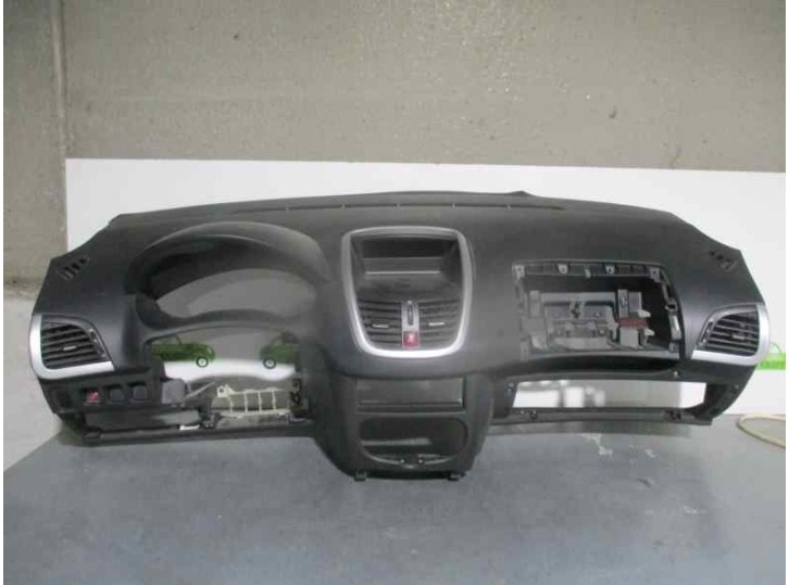 Recambio de salpicadero para peugeot 206+ 1.4 hdi referencia OEM IAM 824720 NEGRO 