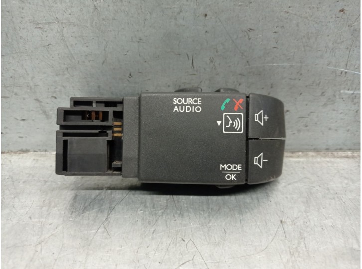 Recambio de mando volante para renault trafic ii furgoneta (fl) 2.5 dci 145 (fl0j) referencia OEM IAM 8200950420 8200950420 F106