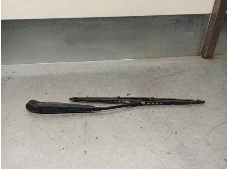 Recambio de brazo limpia trasero para opel sintra 2.2 16v dti referencia OEM IAM 