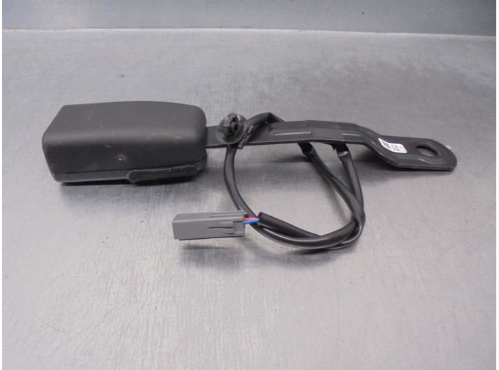 Recambio de enganche cinturon para mazda 3 sedán (bp) referencia OEM IAM BBCKA57680A 2 PINES DEL IZQ.