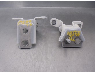 Recambio de bisagra puerta para mazda 3 sedán (bp) referencia OEM IAM 4860864  