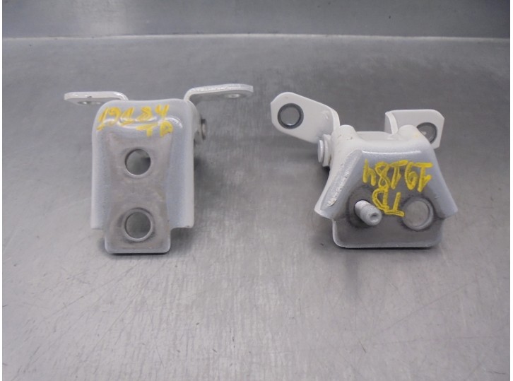 Recambio de bisagra puerta para mazda 3 sedán (bp) referencia OEM IAM 4860864  