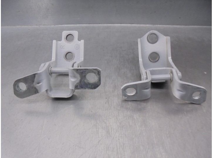 Recambio de bisagra puerta para mazda 3 sedán (bp) referencia OEM IAM 4860871  