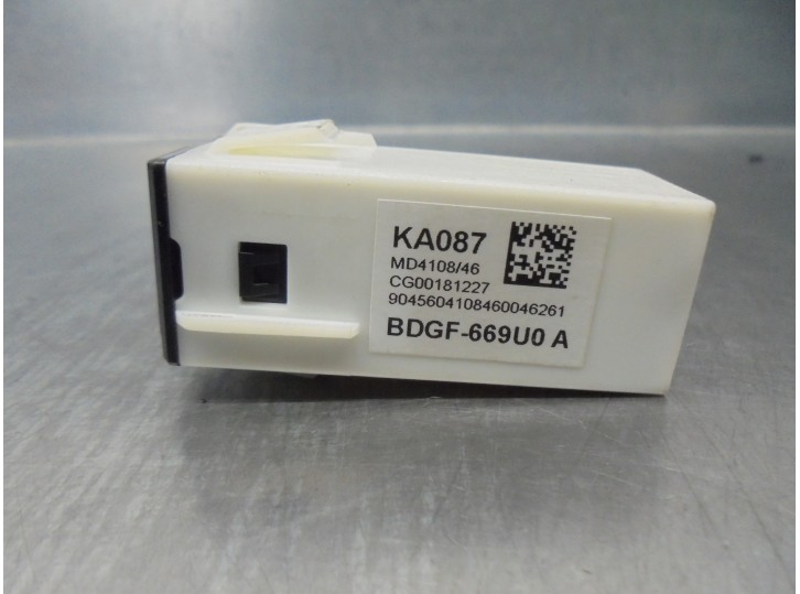 Recambio de modulo electronico para mazda 3 sedán (bp) referencia OEM IAM BDGF669U0A BDGF669U0 
