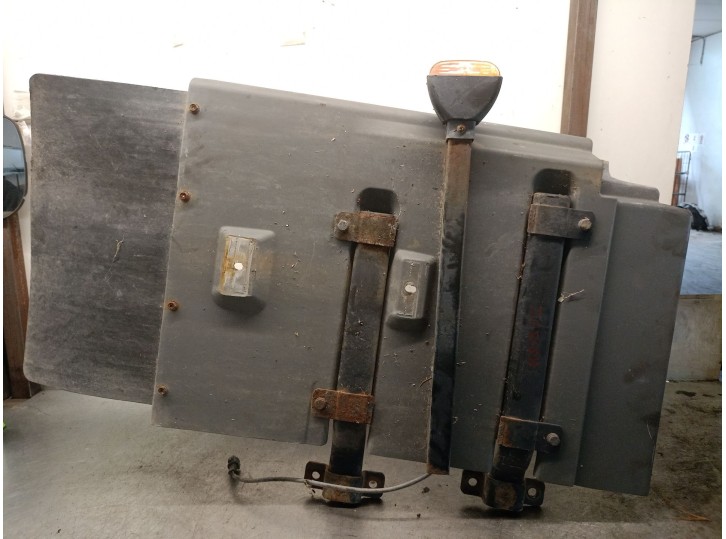 Recambio de guardabarros para nissan atleon nissan atleon referencia OEM IAM 631159X100  631159X101