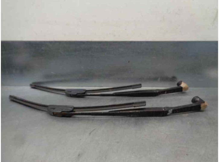 Front right wiper arm replacement for Mitsubishi Montero (V20/V40) 2.5 Turbodiesel OEM IAM reference 