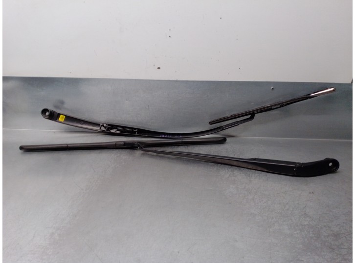 Recambio de brazo limpia delantero derecho para hyundai i30 fastback 2.0 tgdi cat referencia OEM IAM 98311G3000  