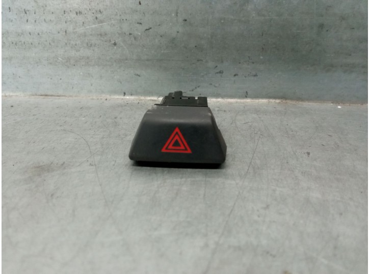 Replacement hazard warning switch for Nissan Juke (F16_) 1.0 OEM IAM reference 632S01 230108A