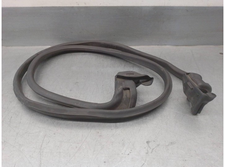 Replacement trim strip for Alfa Romeo Spider (163) 1.8 16V CAT OEM IAM reference 60598474 