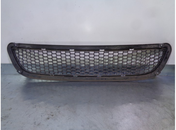 Recambio de rejilla delantera para ssangyong kyron 2.0 referencia OEM IAM 7946109100 