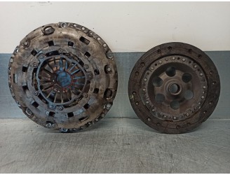 Recambio de kit embrague para ford focus berlina (cak) 1.8 tdci cat referencia OEM IAM 123039510 323059910 LUK