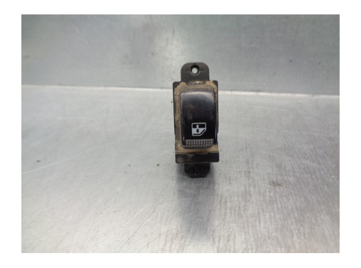 Replacement front right window regulator switch for Hyundai Terracan (HP) 2.9 CRDi CAT OEM IAM reference 935782000 