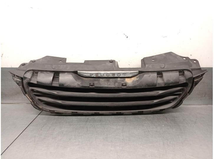 Recambio de rejilla delantera para peugeot 108 1.0 vti 72 referencia OEM IAM 531140H020 1612201680 