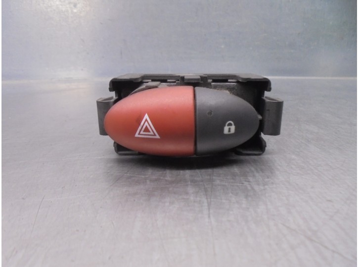 Replacement hazard warning switch for Renault Twingo 1.5 dCi diesel FAP OEM IAM reference 8200214895 8200483813 