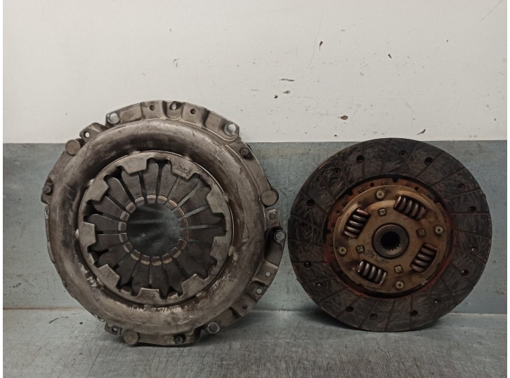 Replacement clutch kit for Nissan Primera saloon/estate (P10/W10) 2.0 diesel OEM IAM reference CD20 VALEO