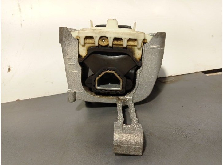 Replacement right engine mount for Seat Ibiza V (KJ1, KJG) 1.0 TSI OEM IAM reference 2Q0199262BK 